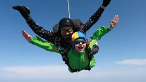 Au, kakva svadba: Mlada i mladoženja skočili iz aviona, za njima i matičar i kumovi - a tek da vidite kako se slavlje nastavilo