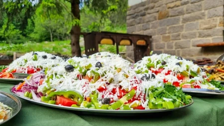 Ova balkanska salata krije neobičnu tajnu: Napravljena je za turiste, a sastojci su u bojama zastave jedne države