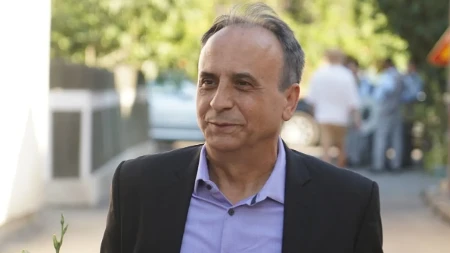 Pevač zaboravio tekst svoje pesme na nastupu, kolege uskočile da pomognu: "Bilo me je sramota"