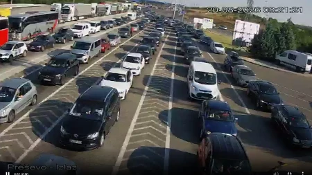 Kilometarske kolone na granici: Fotografije sa izlaza iz Srbije pokazuju nepregledan niz vozila
