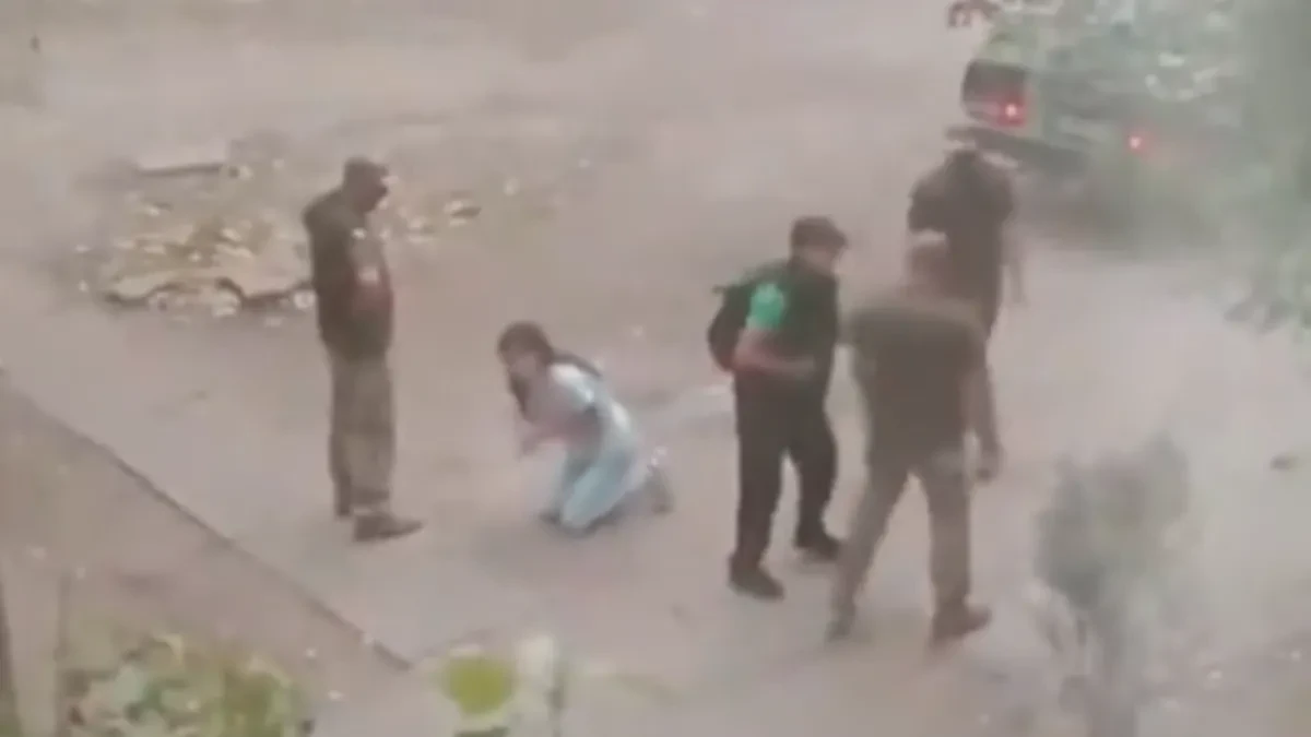 Žena kleči i moli regrutere da joj ne odvedu muža: Potresan snimak iz Ukrajine (VIDEO)
