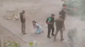 Žena kleči i moli regrutere da joj ne odvedu muža: Potresan snimak iz Ukrajine (VIDEO)