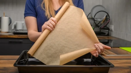 Pek papir vam stalno beži iz kalupa? Uradite ovo pre nego što sipate testo