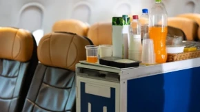 Stjuardese upozoravaju: Ova pića nikako ne naručujte u avionu, razlog će vas ozbiljno iznenaditi!
