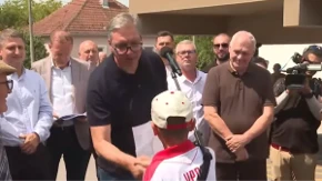 Vučiću prišao dečak u Koceljevi: Predsednik ga saslušao, pa pao dogovor "Baci kosku" 