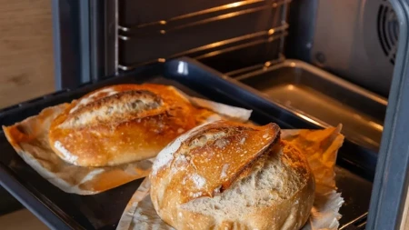 Ne bacajte bajati hleb – bakin trik vraća mu mekoću i hrskavu koricu