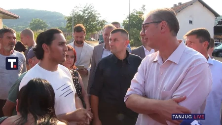 Spava sa majkom u jednom krevetu, Vučić ga saslušao i poručio: „Reci mi kako da pomognem“
