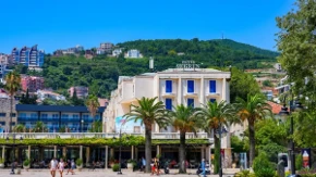 Smeštaj u Crnoj Gori za 50 evra, ali postoji jedna važna caka - do plaže se ide kilometrima, a ležaljke preskupe