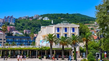 Smeštaj u Crnoj Gori za 50 evra, ali postoji jedna važna caka - do plaže se ide kilometrima, a ležaljke preskupe