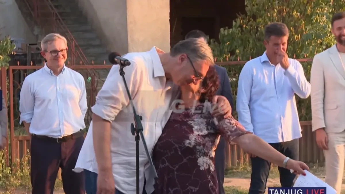 Gospođa zagrlila i poljubila predsednika Srbije: Vučić rešava razgovara sa narodom i rešava probleme