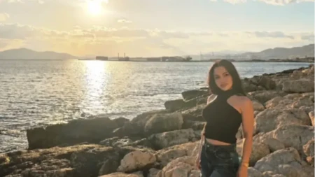 Aleksandra Mladenović zavodljivo pozira na plaži: Rasne obline svi komentarišu (FOTO)