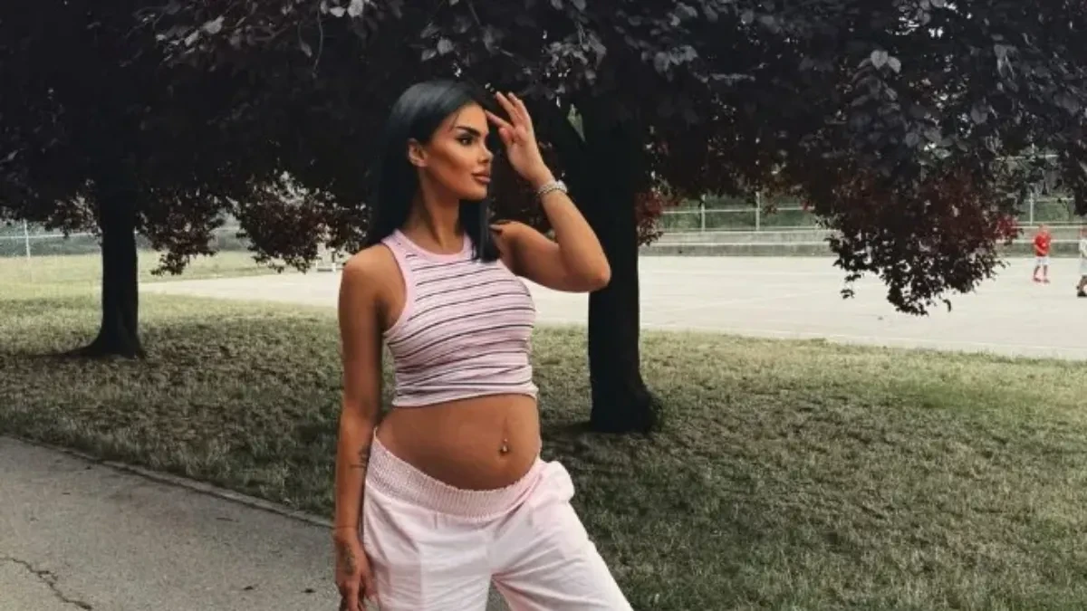 Anita Stanojlović raznežila fotografijom iz lifta: Sin joj ljubi ogroman trudnički stomak (FOTO)