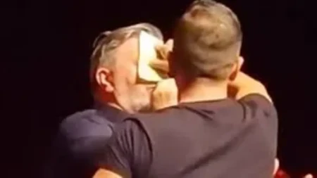 Tuča na nastupu našeg pevača! Dečko iz publike skočio na binu, on nasrnuo na njega