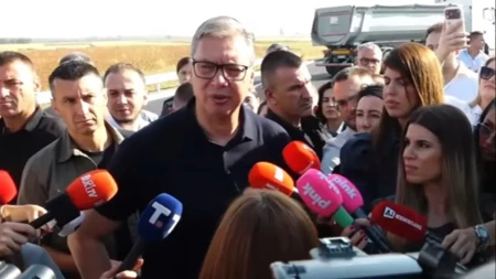 Vučić među svojim narodom! Predsednik obilazi radove na auto-putu Kuzmin-Sremska Rača