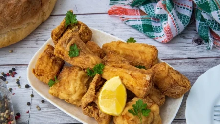 Hrskava pržena riba kao iz restorana – tajna je u smesi za savršenu koricu