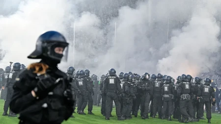 Policija na konjima terala huligane! Potpuni haos u Nemačkoj (VIDEO)