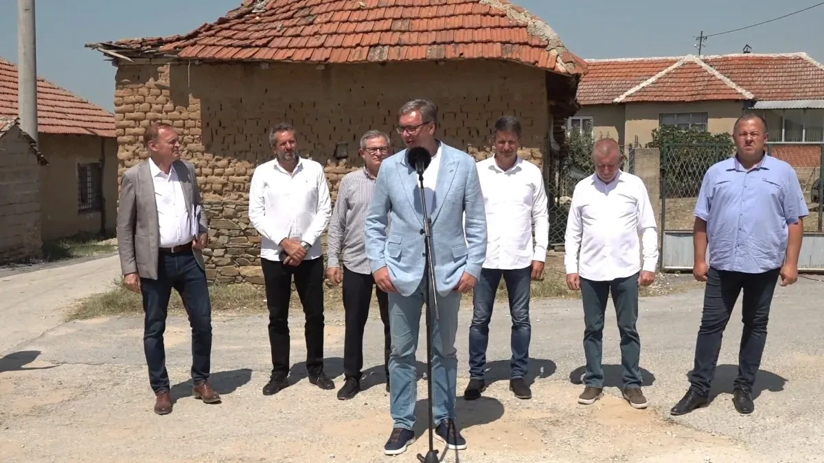"Svako srpsko selo da dobije kompletnu putnu infrastrukturu za 20-25 dana!" Vučić izdao hitno naređenje saradnicima: Daću vam moj broj telefona, javite mi (VIDEO)