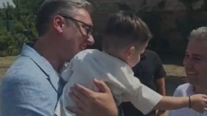 Vučić nikad emotivniji: Susret sa kumčetom, dečakom Lazarom iz Pasjana! (VIDEO)