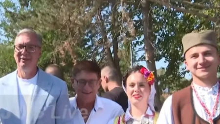Nema kape koja lepše stoji od šajkače! Vučić među narodom, slikao se sa Srbima iz Slovenije