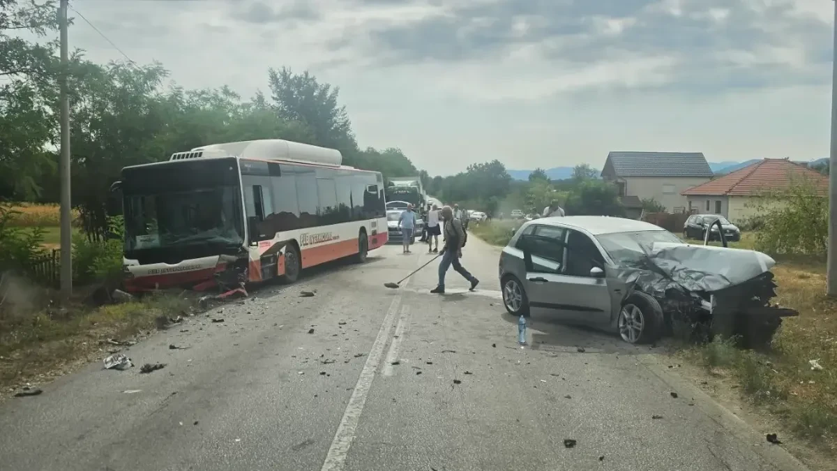 Težak saobraćajna nesreća na putu Čačak-Kraljevo: Autobus i auto smrskani, put blokiran!