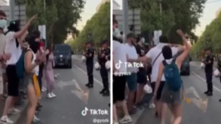 Prvo glume tugu, a onda prave cirkus: Maskirani blokaderi tišinu zamenili jezivom provokacijom policije