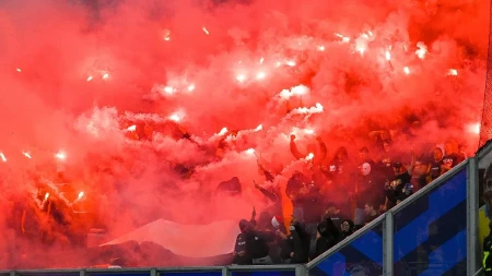 Navijači napravili bakljadu, pa vatrometom pogodili sopstvenog golmana (VIDEO)