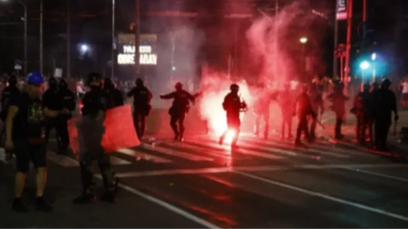 Podivljali migranti zasuli policiju kamenjem! Srušili ogradu, lomili sve pred sobom, haos u Grčkoj!