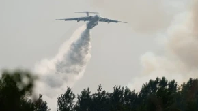 Spektakularan snimak iz iljušina: Iz zadnjeg dela aviona izlazi bujica vode pravo na požar u Srbiji