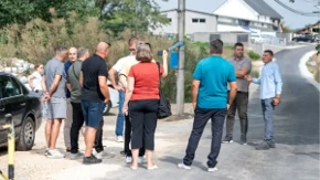 Zamirisao vruć asfalt u zaseoku kod Čačka: Rešen višegodošnji problem meštana - dobili bezbedan, nov i širok prilazni put (FOTO)