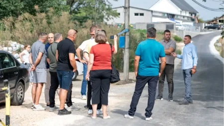 Zamirisao vruć asfalt u zaseoku kod Čačka: Rešen višegodošnji problem meštana - dobili bezbedan, nov i širok prilazni put (FOTO)