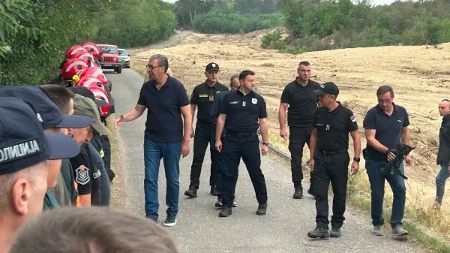 Vučić u Deliblatskoj peščari: Predsednik razgovara sa vatrogascima herojima (FOTO/VIDEO)