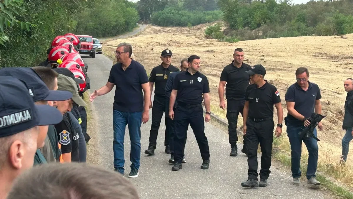 Vučić u Deliblatskoj peščari: Predsednik razgovara sa vatrogascima herojima (FOTO/VIDEO)