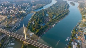 Nalazi se na tik pored Ade Ciganlije - skriveno jezero za koje mnogi nisu čuli