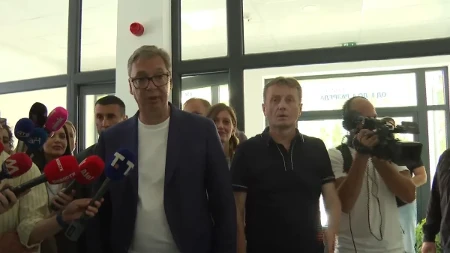 "Mislite da nije lakše da budem u nekom bazenu? Ali nisu me zbog toga birali, nego da pomažem ljudima! To morate i vi da radite!" Vučić poslao jasnu poruku lokalnom rukovodstvu!