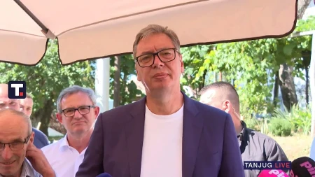 "Mislite da nije lakše da budem u nekom bazenu? Ali nisu me zbog toga birali, nego da pomažem ljudima! To morate i vi da radite!" Vučić poslao jasnu poruku lokalnom rukovodstvu!