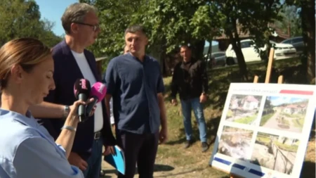 Vučić obišao Jošaničku Banju, pa odmah primetio šta nedostaje: „Dva auta ne mogu da se mimoiđu“