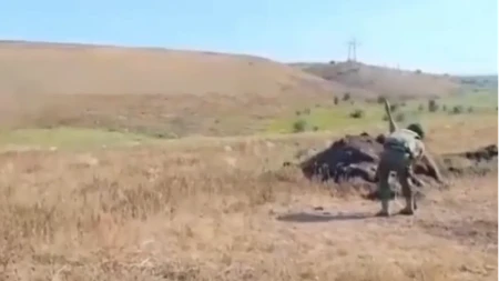 "Idiote, pomeri se nazad" Ruski vojnik opalio projektil sebi u nogu (VIDEO)