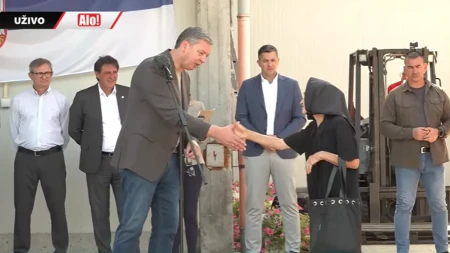 Svi su želeli do Vučića, a on je ugledao baku u masi: „Pustite ovu stariju damu“
