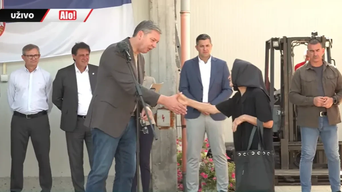 Svi su želeli do Vučića, a on je ugledao baku u masi: „Pustite ovu stariju damu“