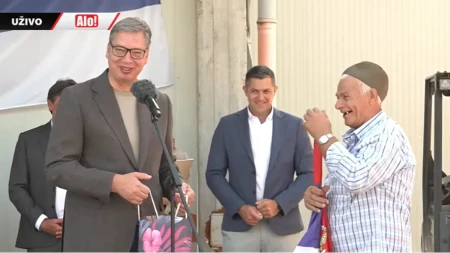 „Doneo kilo rakije, pa traži kilo i po puta“: Domaćin nasmejao Vučića usred Brusa