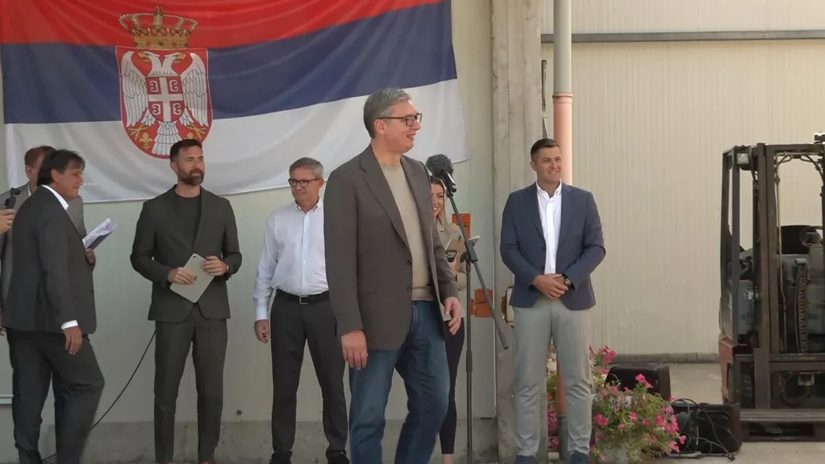 "On donelo kilo i po rakije pa priča o kilo i po puta!" Predsednik sa narodom! Vučić obilazi Rasinski okrug