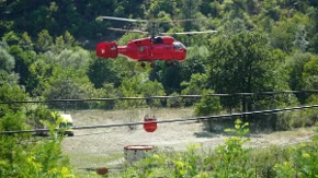 Preko 70 naleta za jedan dan: Požar na Stolovima se gasi iz vazduha, na terenu i desetine vatrogasaca iz nekoliko gradova
