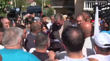 "Ovo sve mora da bude urađeno do juna" Vučić pročitao meštanima spisak radova