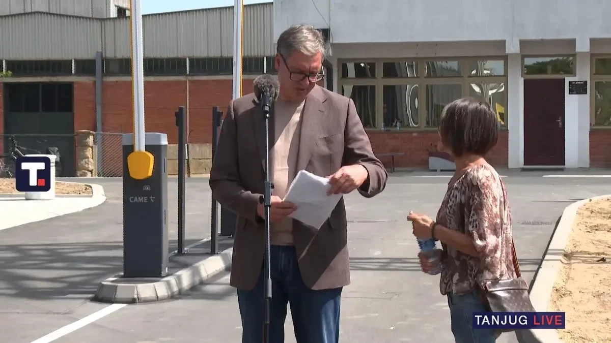 Gospođa pružila Vučiću papire i iznela problem: Predsednik se okrenuo ka Gašiću, pa dao rok
