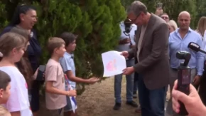 Dečak spremio crtež za Vučića: Predsednik saslušao decu, pa odmah pao dogovor