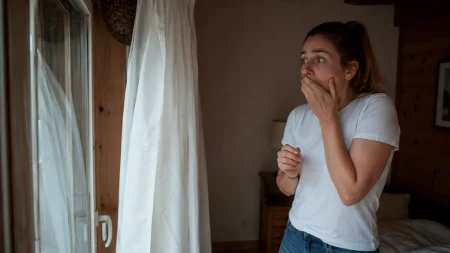 Otvorila vrata vikendice pa doživela šok: U spavaćoj sobi je čekalo nešto jezivo!