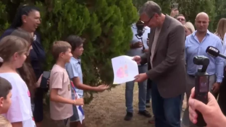 Dečak spremio crtež za Vučića: Predsednik saslušao decu, pa odmah pao dogovor