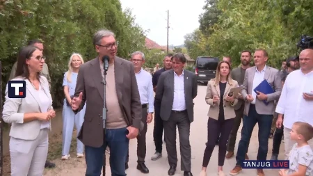 Vučić u domaćinstvu Vučetića u Parcanu kod Varvarina: Uradićemo školu i opštinske puteve, meštani ga dočekali uzvikujući bravo!