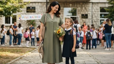 Šta će mame sa stilom obući za polazak deteta u prvi razred? Saveti za savršen stajling