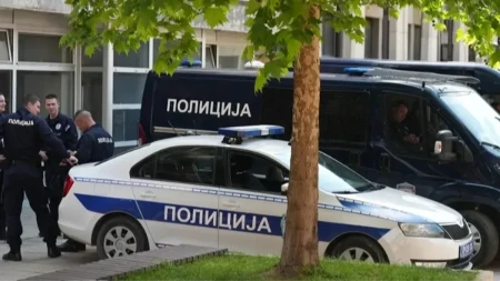 Brutalno tuki muškarca staklenom flašom i metalnom šipkom: Uhapšena dva muškarca kod Doljevca